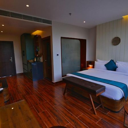 The Convoy Hotel Дибругарх Экстерьер фото