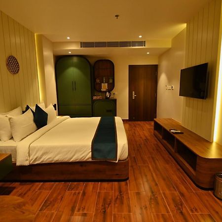 The Convoy Hotel Дибругарх Экстерьер фото