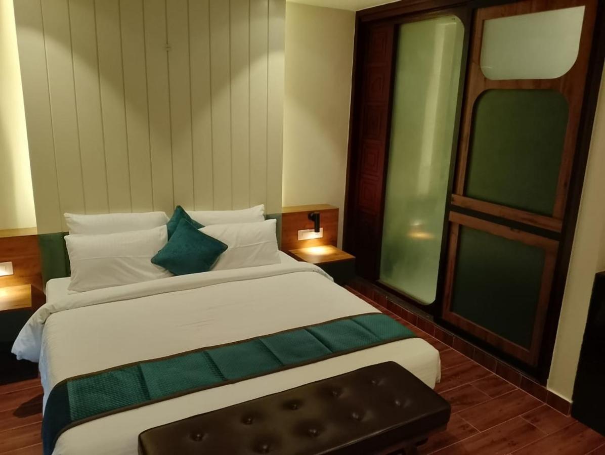 The Convoy Hotel Дибругарх Экстерьер фото