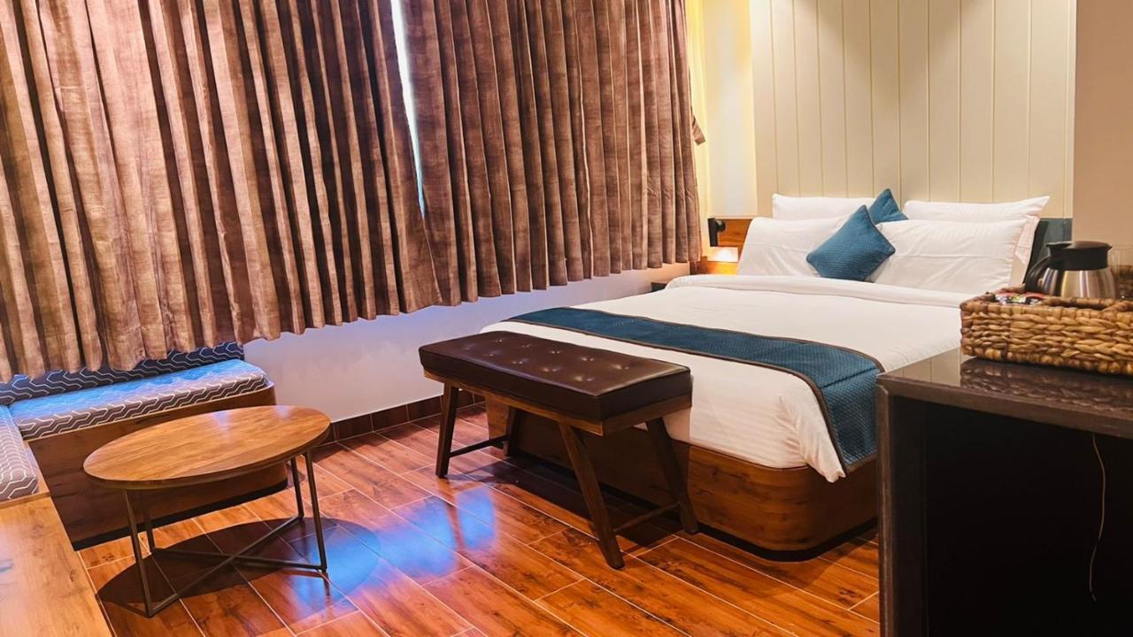 The Convoy Hotel Дибругарх Экстерьер фото
