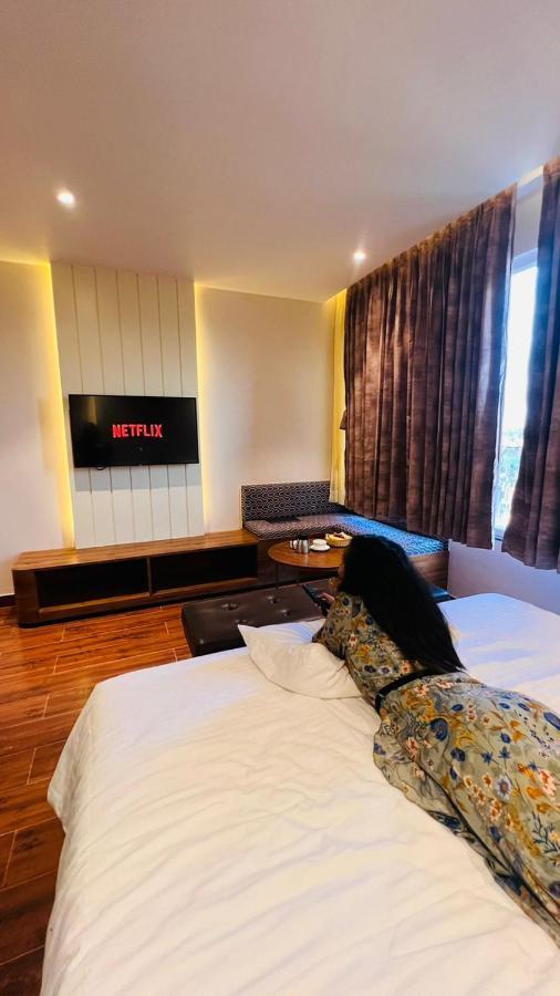 The Convoy Hotel Дибругарх Экстерьер фото