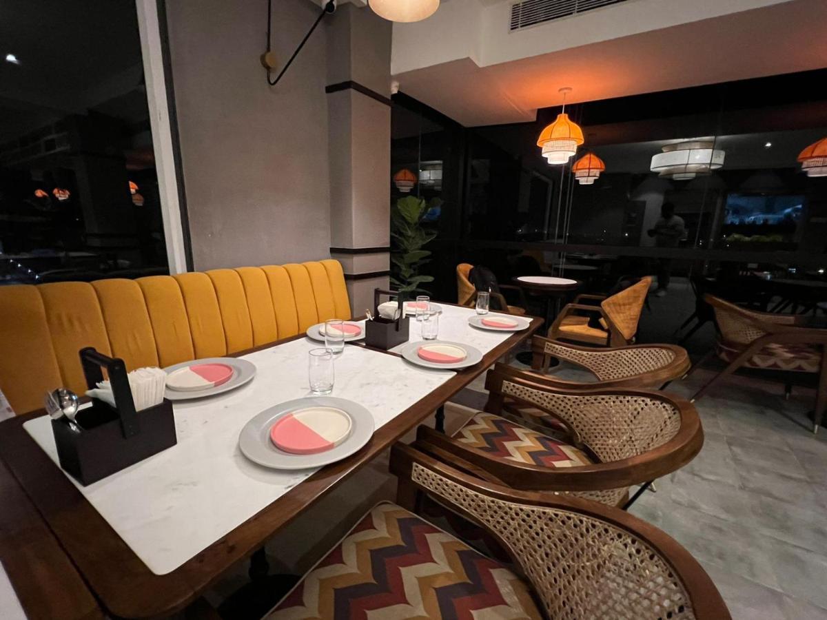 The Convoy Hotel Дибругарх Экстерьер фото