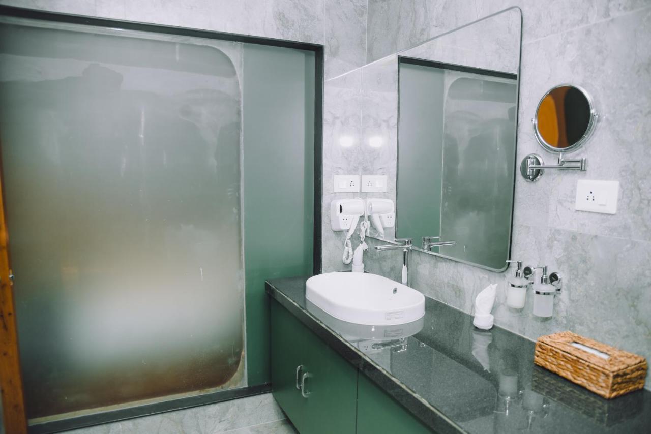 The Convoy Hotel Дибругарх Экстерьер фото