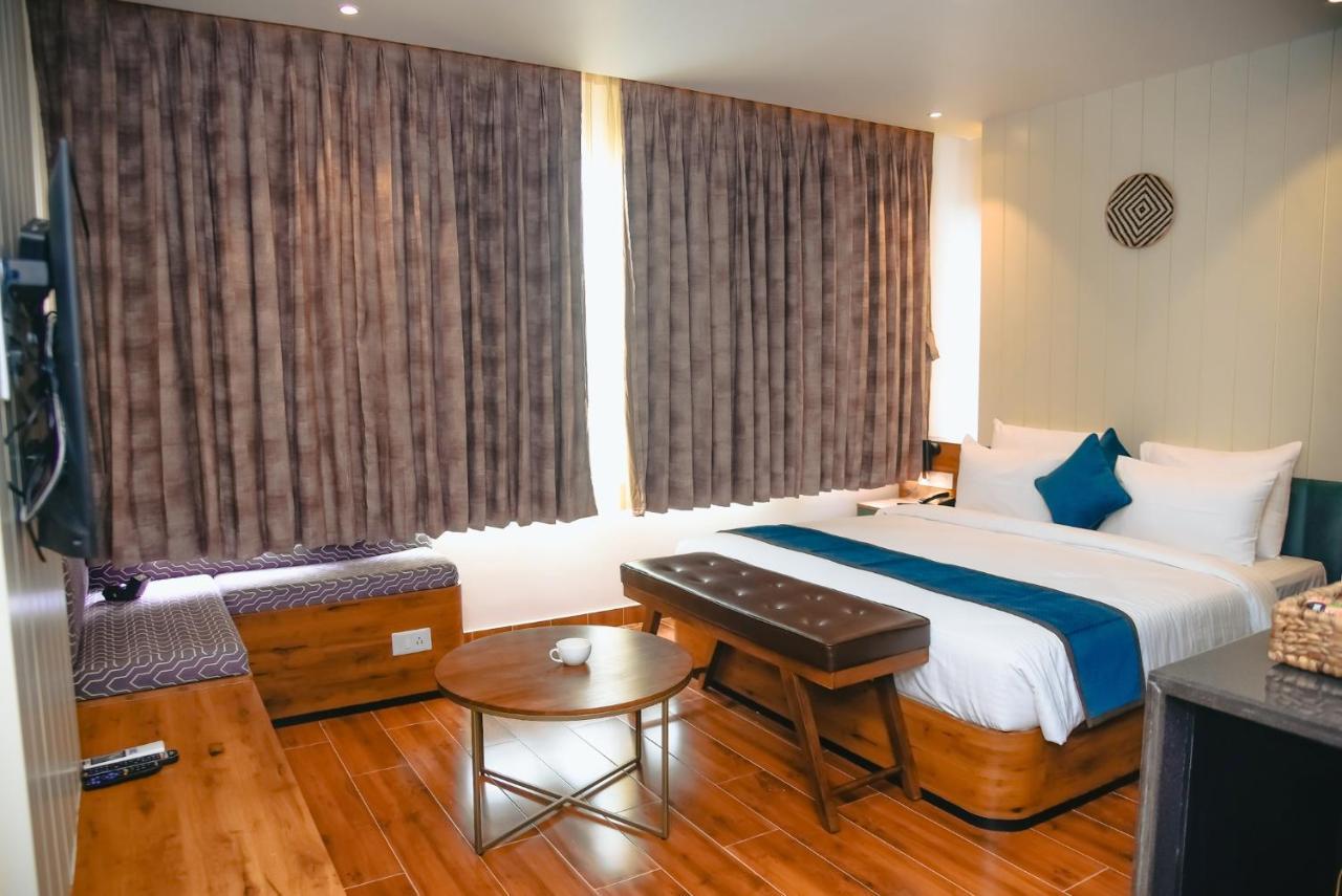 The Convoy Hotel Дибругарх Экстерьер фото