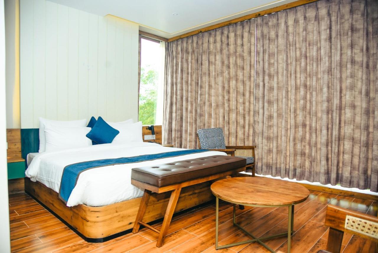 The Convoy Hotel Дибругарх Экстерьер фото