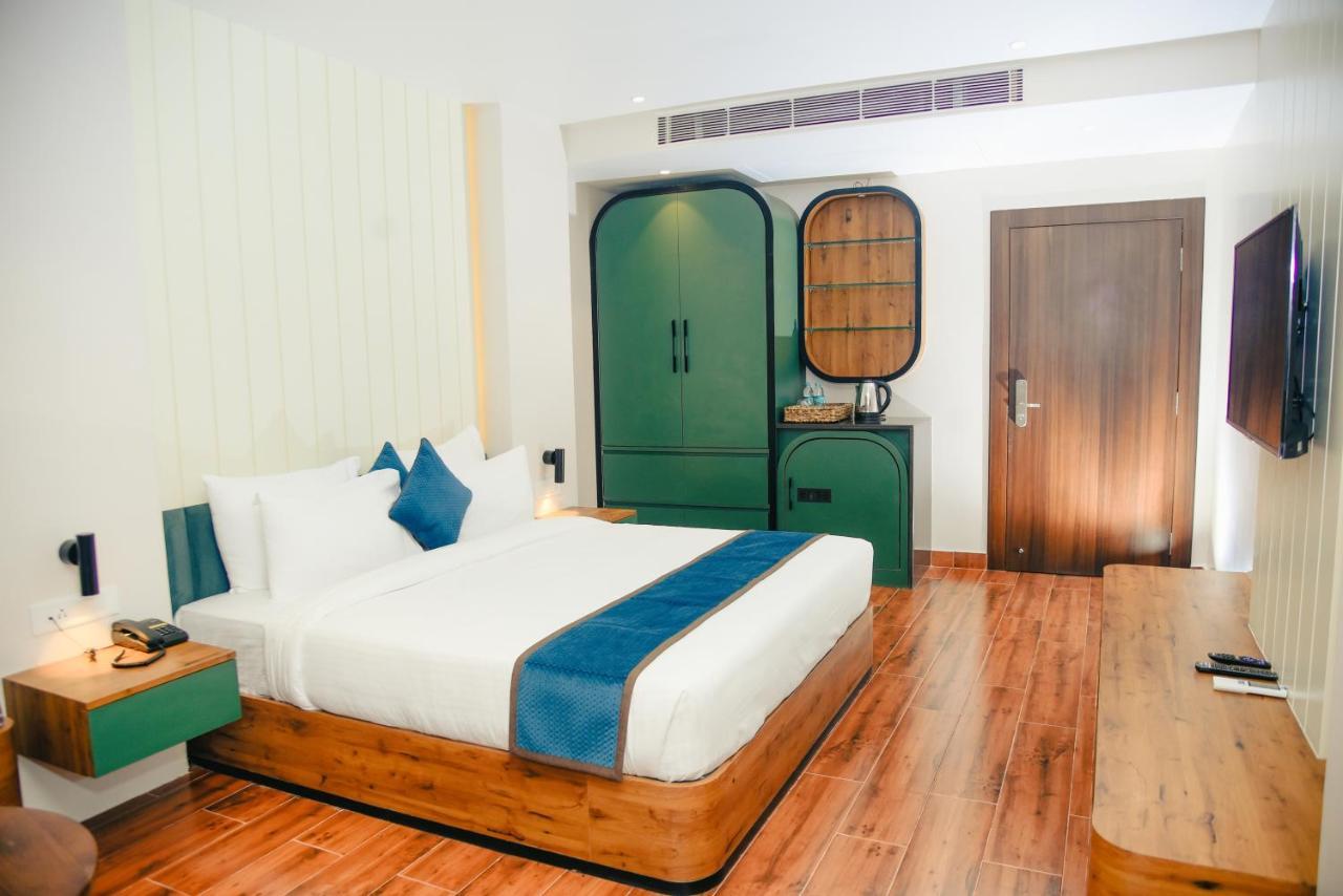 The Convoy Hotel Дибругарх Экстерьер фото