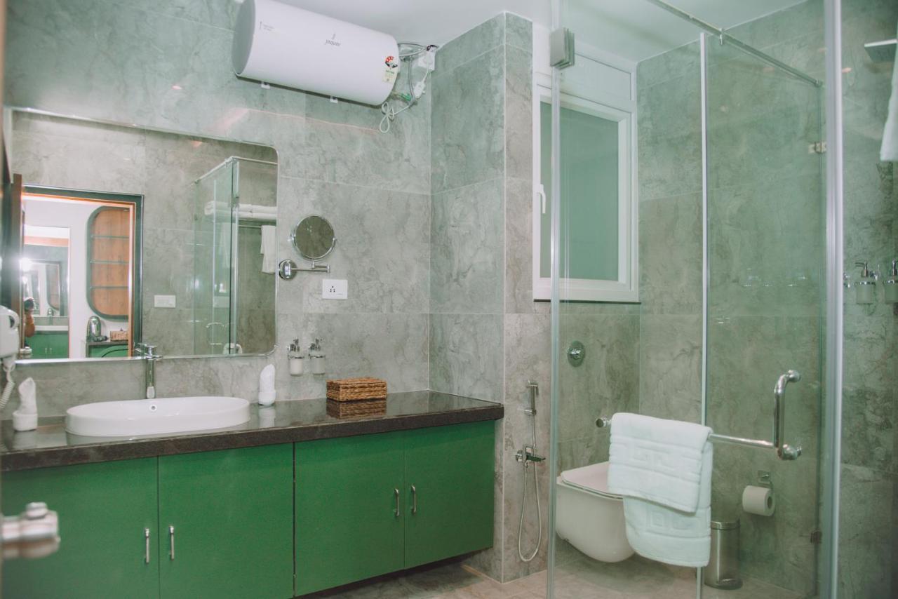 The Convoy Hotel Дибругарх Экстерьер фото