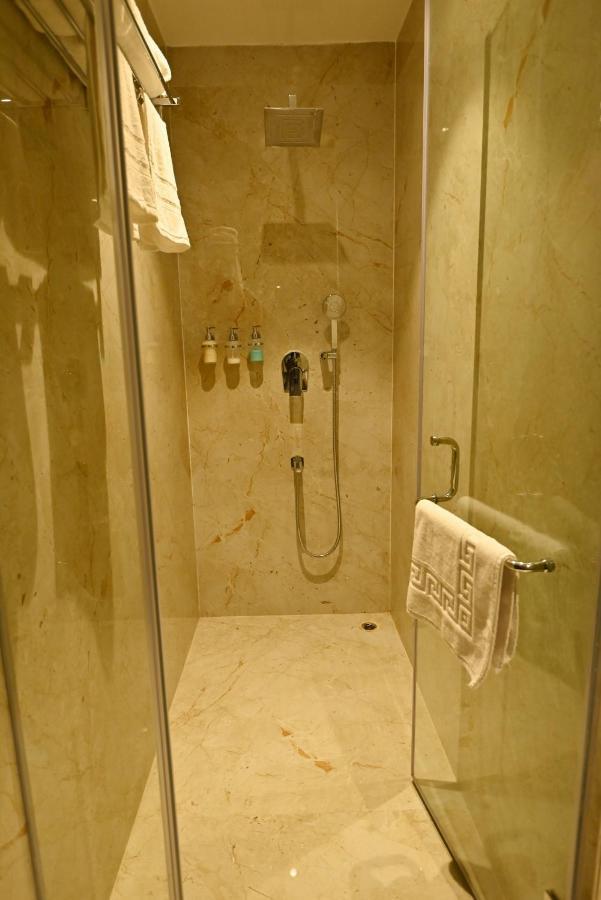 The Convoy Hotel Дибругарх Экстерьер фото