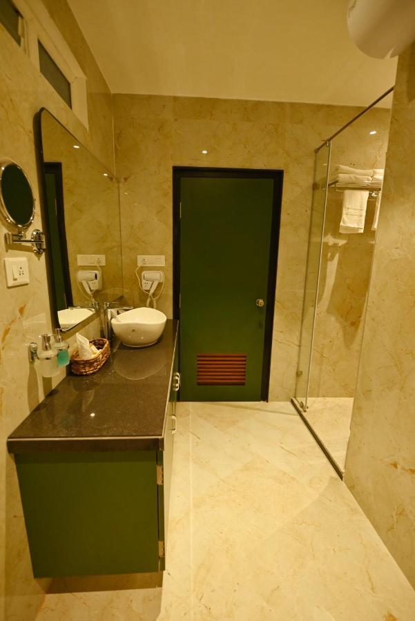 The Convoy Hotel Дибругарх Экстерьер фото