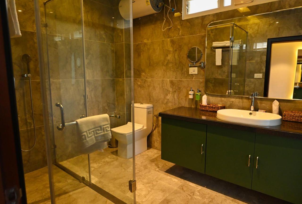 The Convoy Hotel Дибругарх Экстерьер фото